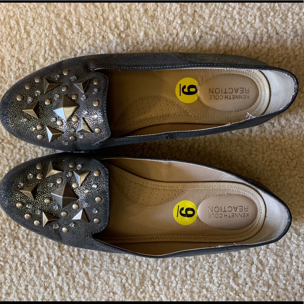 Adorable pewter Kenneth Cole Reaction flats!
